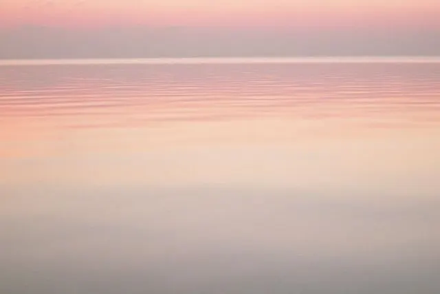 Спокойное море и розовое небо на рассвете