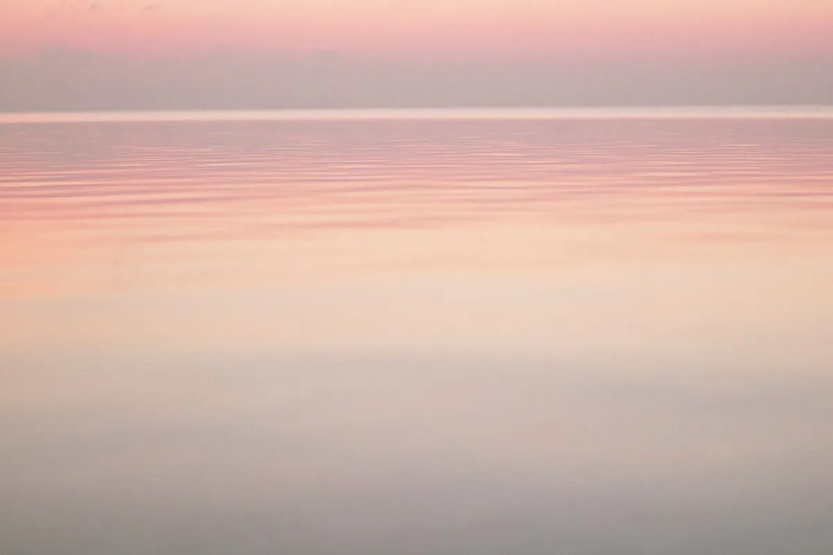 Спокойное море и розовое небо на рассвете